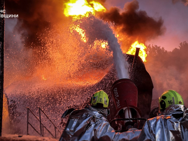 У Фастівському районі ліквідували масштабну пожежу після ворожої атаки