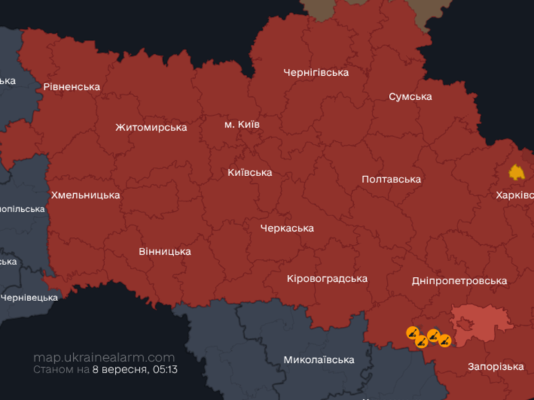 Київ зазнав балістичної атаки: вибухи в п’яти районах, є постраждалі