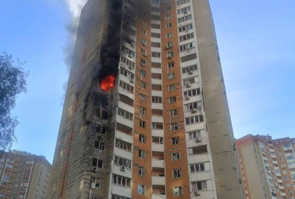 Пошкодження житлового будинку в Дарницькому районі: що відомо про наслідки атаки