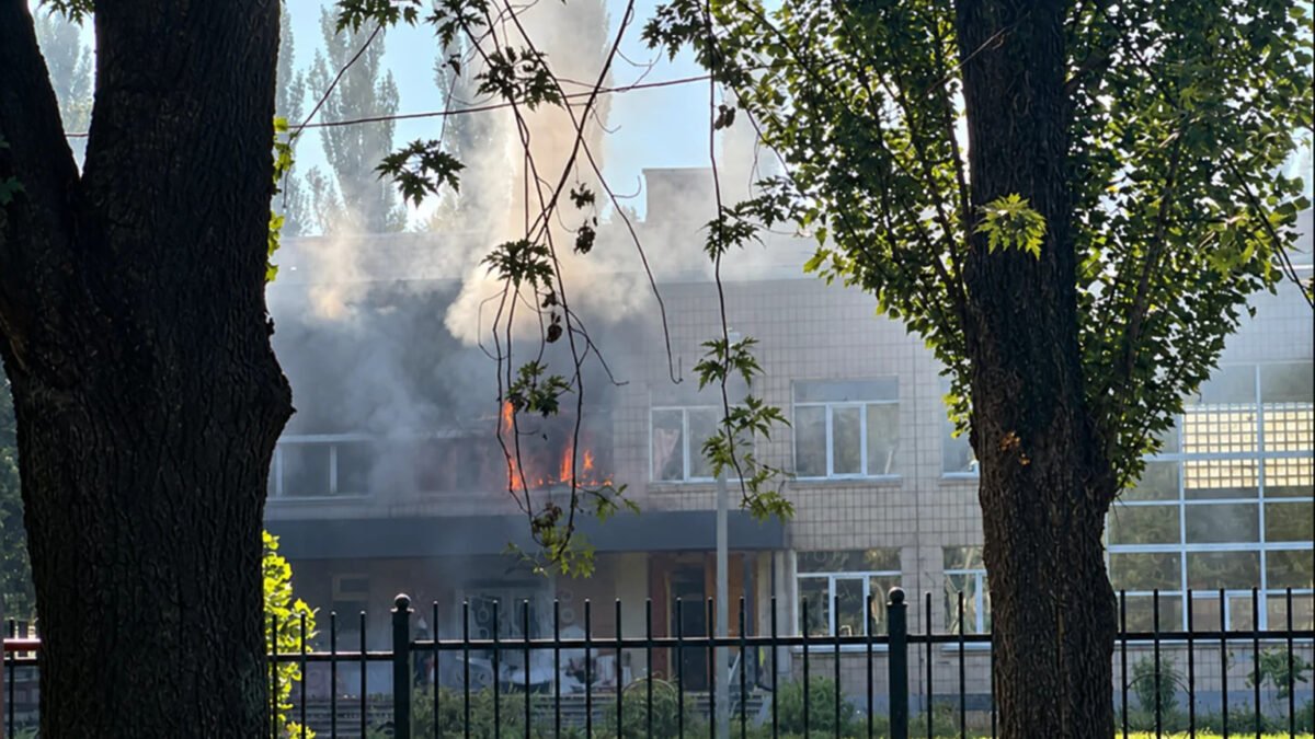 У Києві уламки дрона пошкодили навчальний заклад у Солом’янському районі