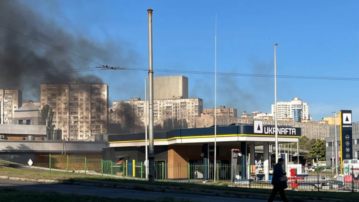 У Києві зафіксовані влучання в АЗС та є постраждалі після ранкової атаки 15 вересня