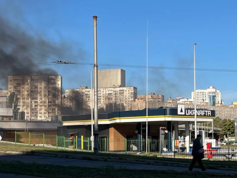 У Києві зафіксовані влучання в АЗС та є постраждалі після ранкової атаки 15 вересня