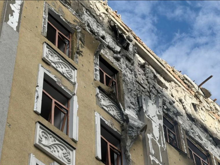 Наслідки удару БпЛА по Шевченківському району: пошкоджено ВРП, є постраждалі
