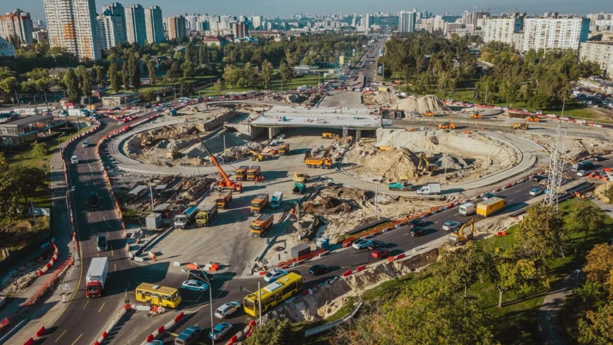 Ремонт розв’язки біля метро «Чернігівська»: рух Броварським проспектом відновлять у грудні