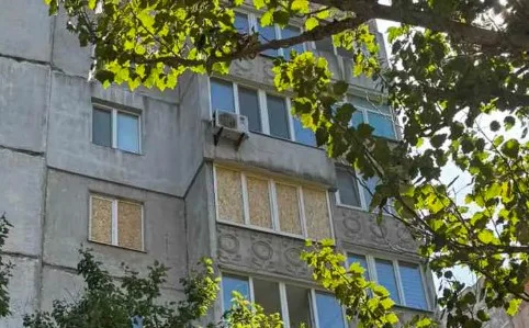 Деснянський район: комунальники закрили понад 2 тисячі пошкоджених вікон після атаки