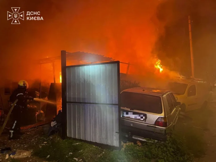 Пожежі у Шевченківському та Солом’янському районах Києва після атаки
