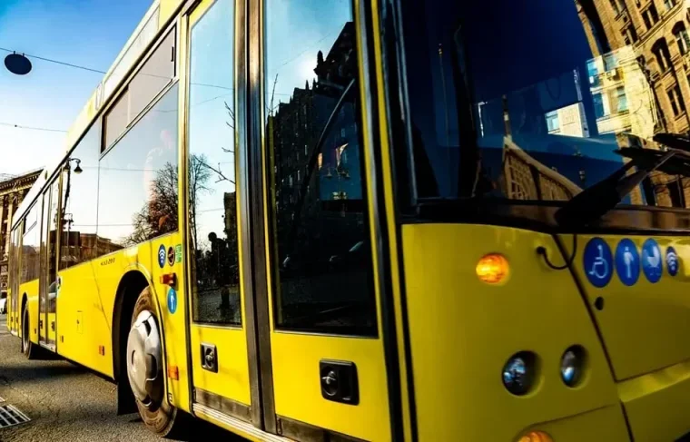 Зміни маршрутів автобусів №22 та №91 через обмеження руху Південним мостом під час тривоги