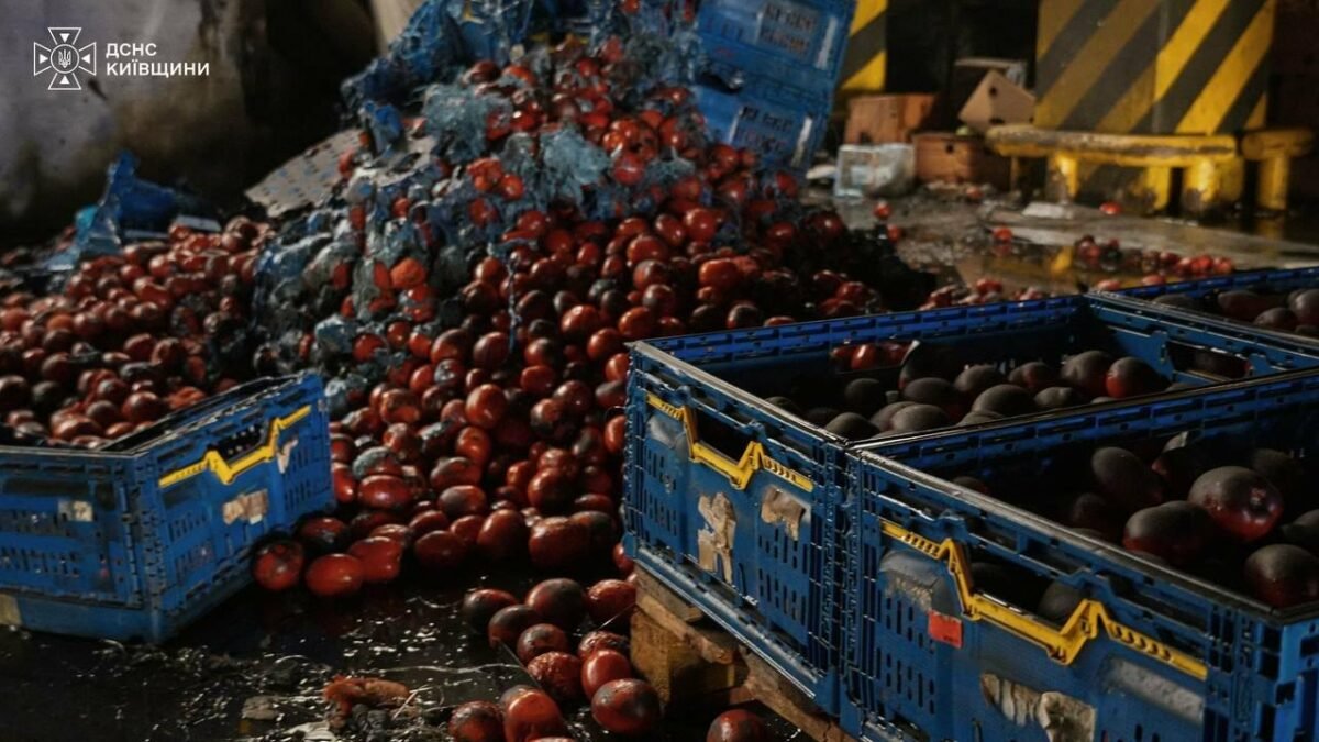 Пошуки жінки під завалами та ліквідація наслідків атаки на Київщині