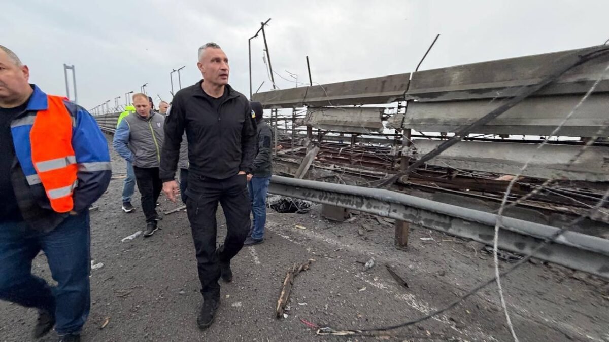 Пошкодження Південного мосту в Києві: рух перекрито, метро змінить роботу