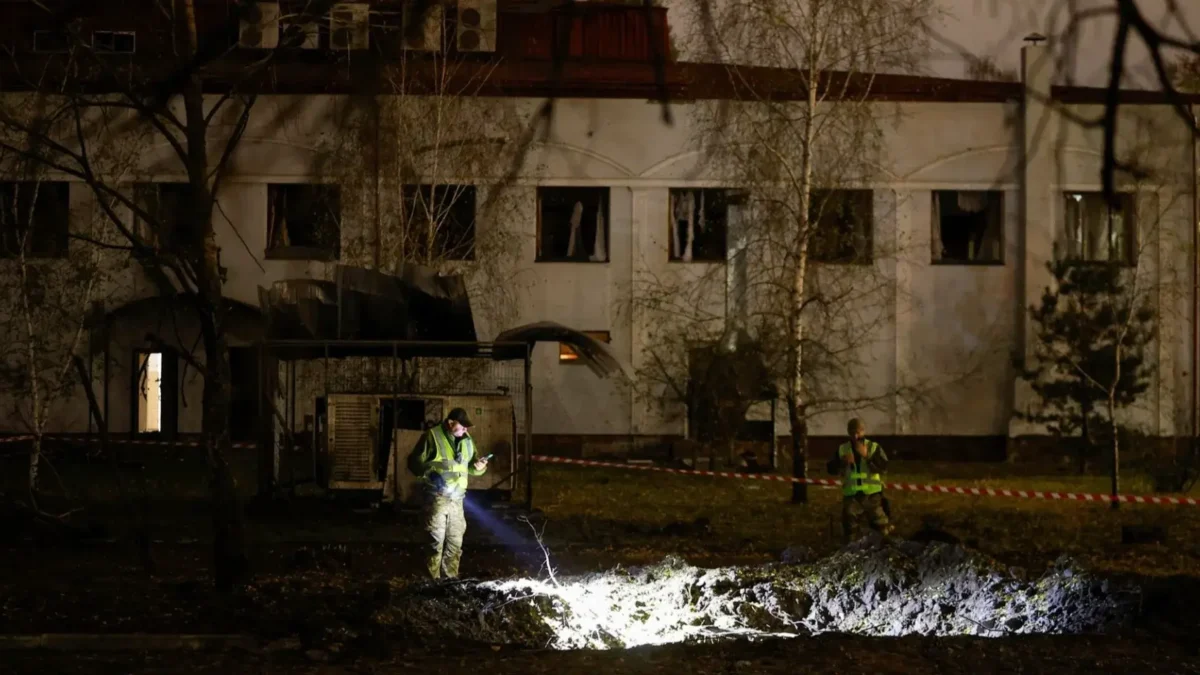 Наслідки російської атаки в Києві: 12 постраждалих, пошкоджено міст та метро
