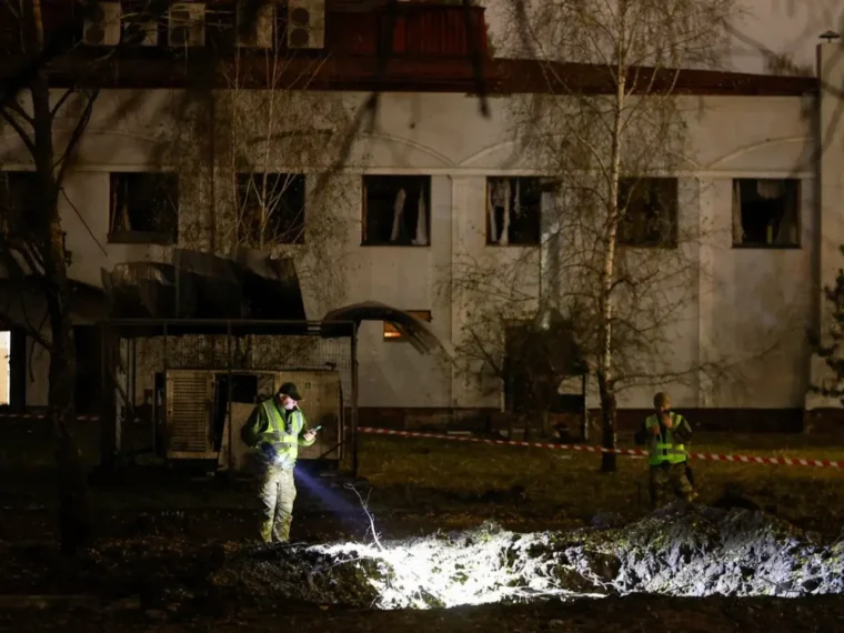 Наслідки російської атаки в Києві: 12 постраждалих, пошкоджено міст та метро
