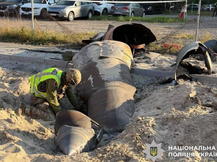 Нічна атака на Київ: загиблі, нездетонована ракета та збої в роботі транспорту