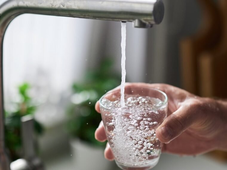 Водопостачання у Києві відновлено: чому може бути низький тиск води та де перевірити графіки світла
