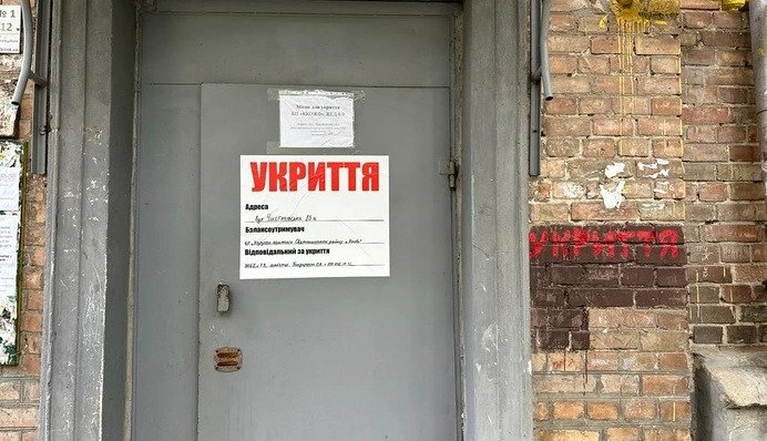 Атака дронів на Київ: уламки пошкодили медзаклад та впали біля житлових будинків
