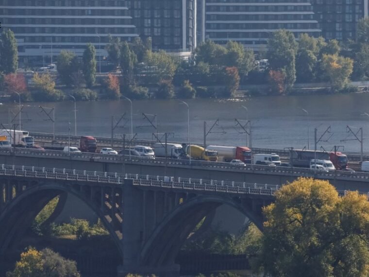 У Києві змінився рух транспорту: що з Південним мостом і метро