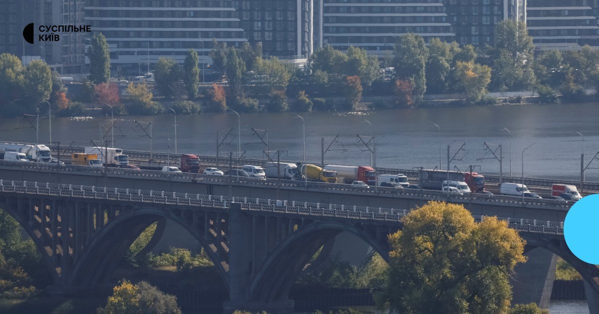 У Києві змінився рух транспорту: що з Південним мостом і метро