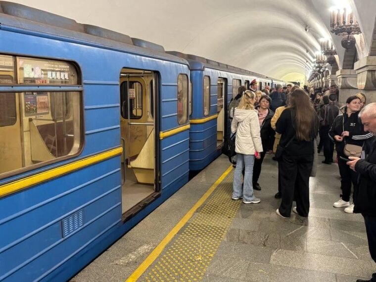 У Києві змінювали рух поїздів «червоної» лінії метро 26 жовтня: деталі та правила під час тривог