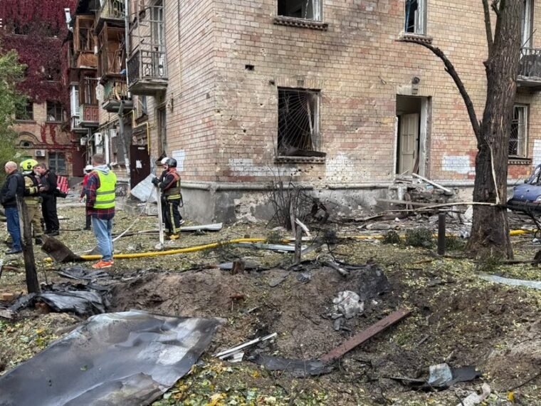 У Печерському районі Києва впали уламки дрона: є поранені та пошкодження