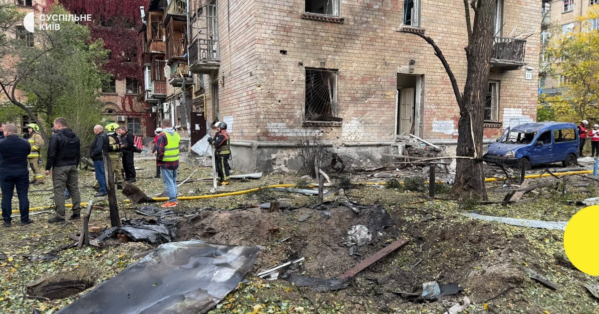 У Печерському районі Києва впали уламки дрона: є поранені та пошкодження
