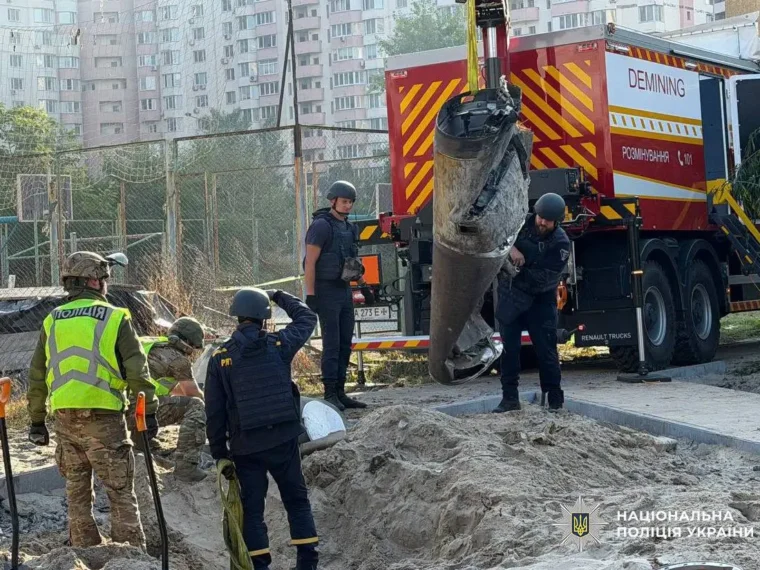 У Дарницькому районі Києва знешкодили балістичну ракету: як діяли служби