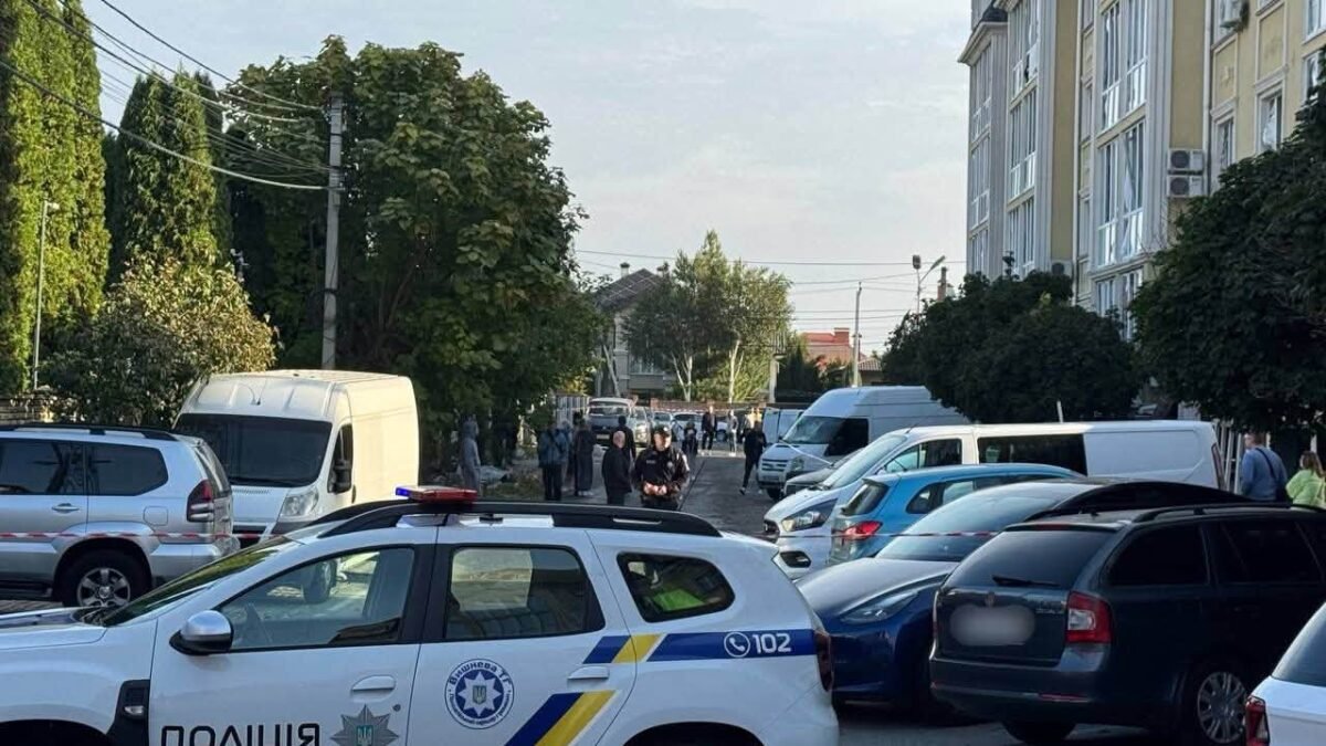 Борщагівська громада: комунальники працюють над ліквідацією наслідків обстрілу, мешканцям надають допомогу