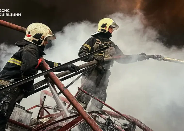 Київщина: триває ліквідація пожежі в Бучанському районі, 4 постраждалих та 37 пошкоджених об’єктів