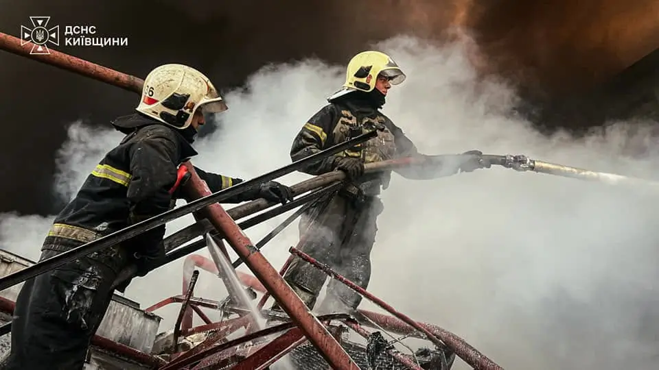 Київщина: триває ліквідація пожежі в Бучанському районі, 4 постраждалих та 37 пошкоджених об’єктів