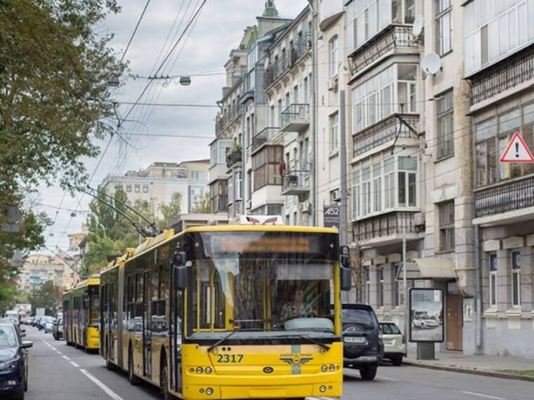 Зміни в русі транспорту в Києві: де не курсують тролейбуси та які автобуси запустили