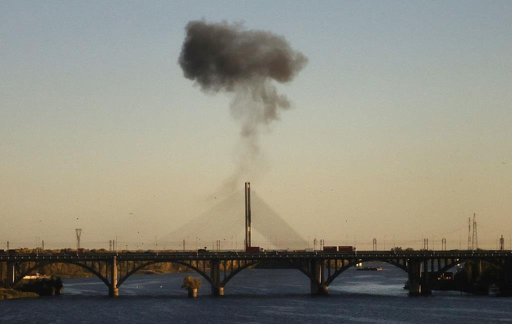 Обмеження руху на мостах Києва під час повітряних тривог та на Південному мосту