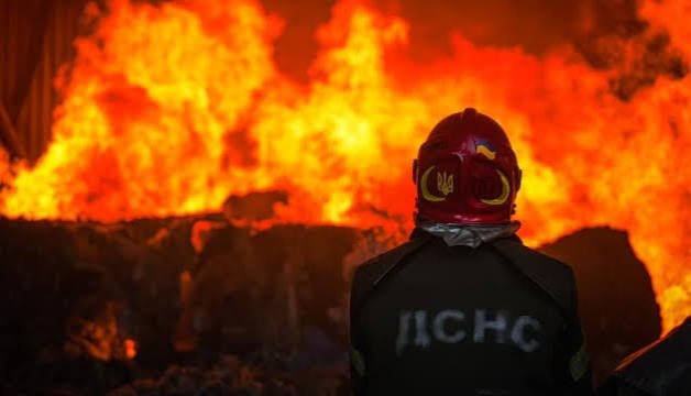 У Святошинському районі Києва горіла складська будівля після атаки дронів