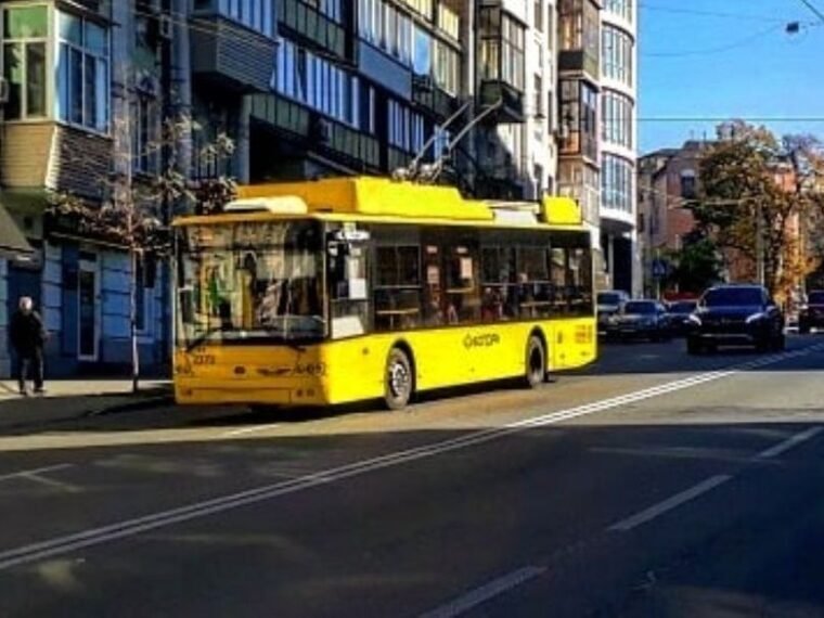 У Києві змінили маршрути автобусів №46 та №112, а тролейбуси повернулися на звичні