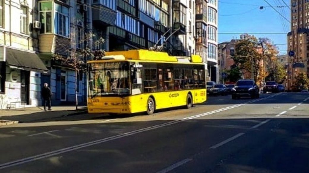 У Києві змінили маршрути автобусів №46 та №112, а тролейбуси повернулися на звичні