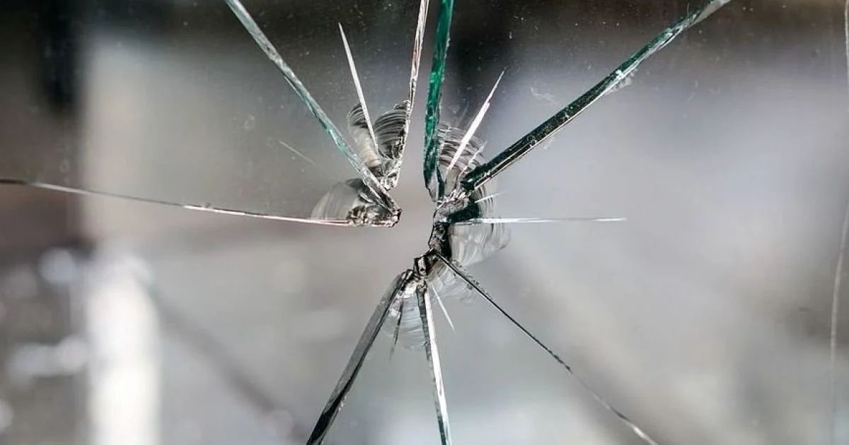 Вибух у квартирі на Шевченківці: пошкоджено міський автобус