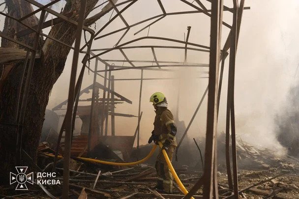 Пошкодження човнової станції біля парку «Наталка» в Оболонському районі: є постраждалі