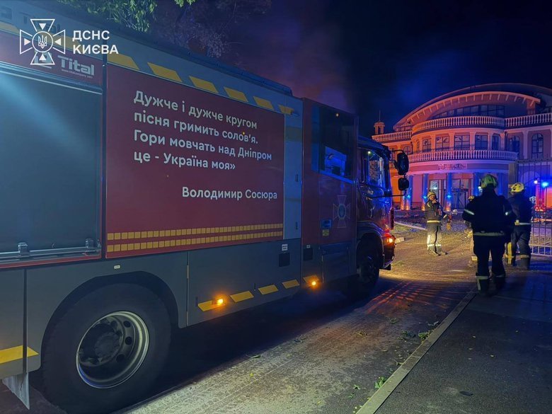 У Дніпровському районі Києва ліквідували пожежу після ворожої атаки