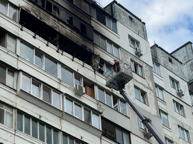 Ліквідація наслідків удару дрона в Деснянському районі: що відбувається на місці