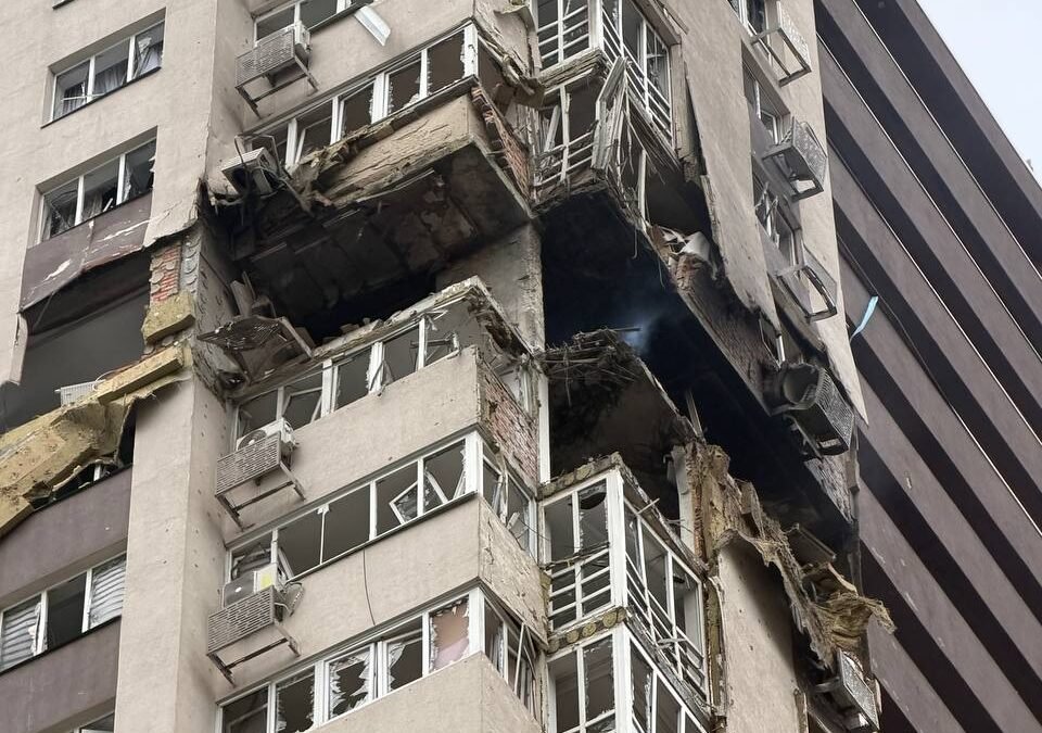 Наслідки ракетного удару у Святошинському районі: свідчення мешканців та робота служб