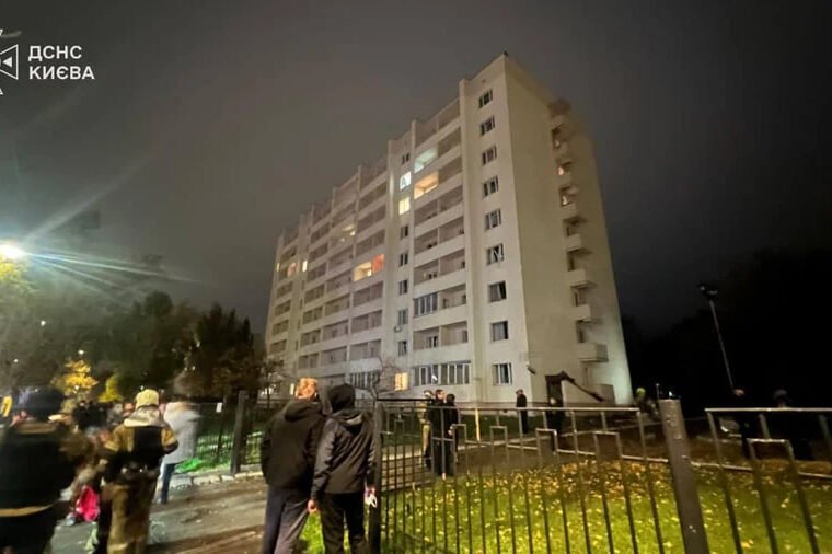 Київ під балістичною атакою: пошкоджено адмінбудівлі та житлові будинки