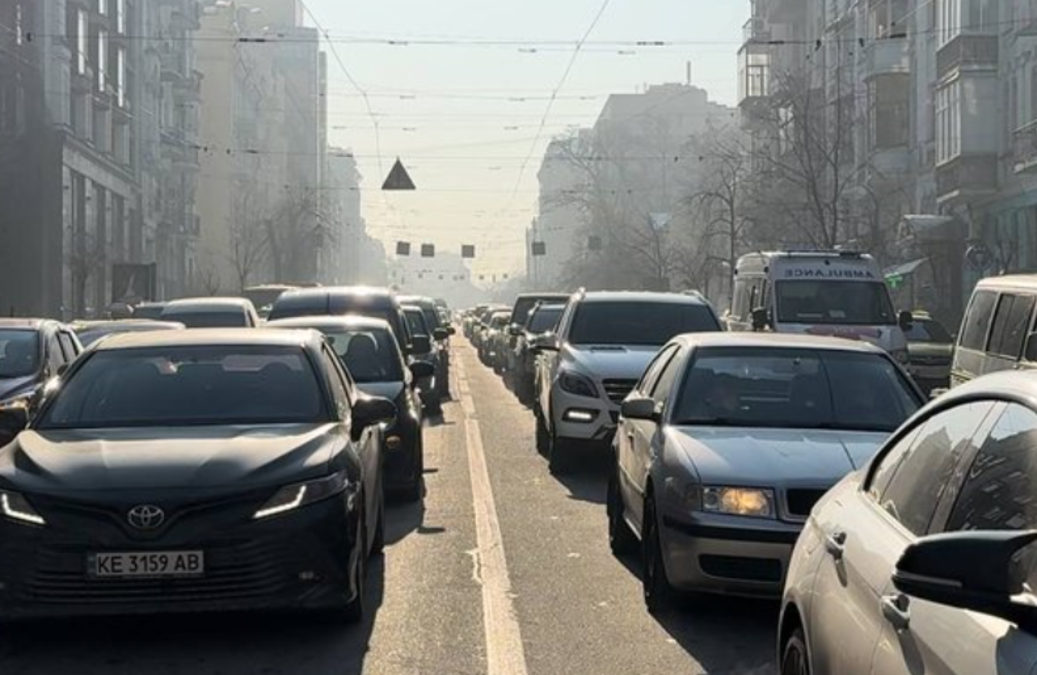 Транспортні обмеження в Києві: перекриті мости та зміни в русі автобусів