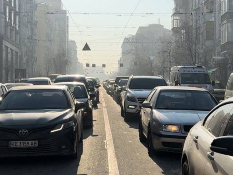 Транспортні обмеження в Києві: перекриті мости та зміни в русі автобусів