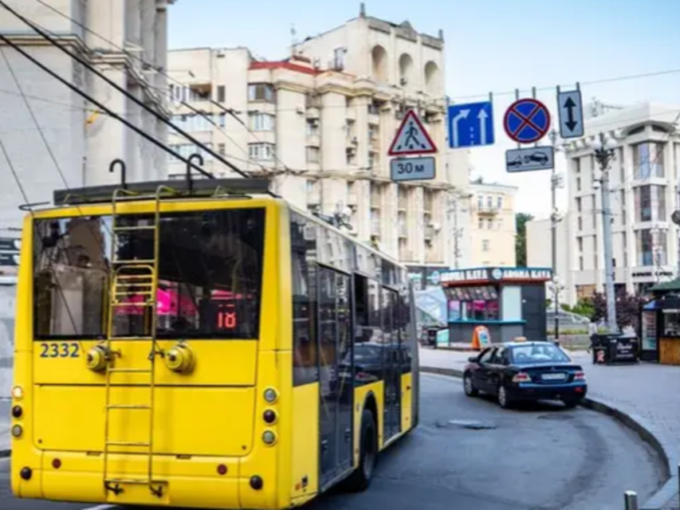 Київ: рух транспорту зупинено, перебої зі світлом та водою після атаки 10 жовтня
