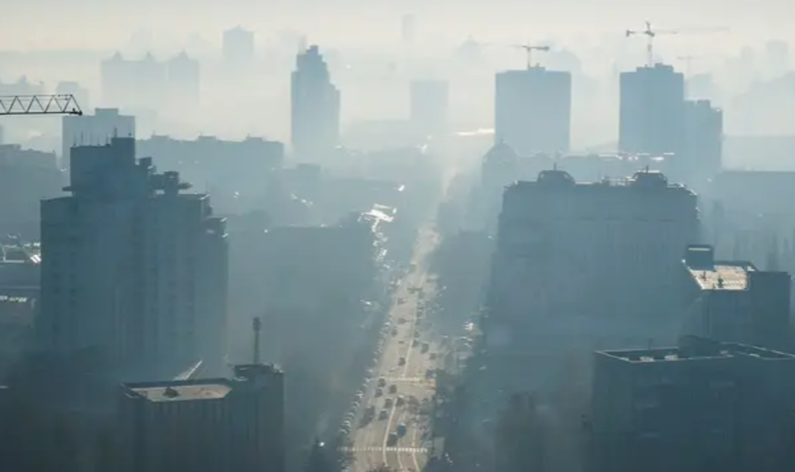 Якість повітря в Києві погіршилась: де зафіксовано найвище забруднення