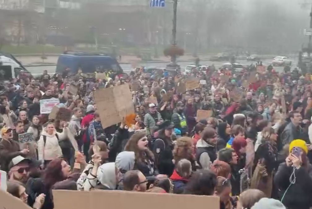 Мітинг у центрі Києва: тисячі людей зібралися під КМДА