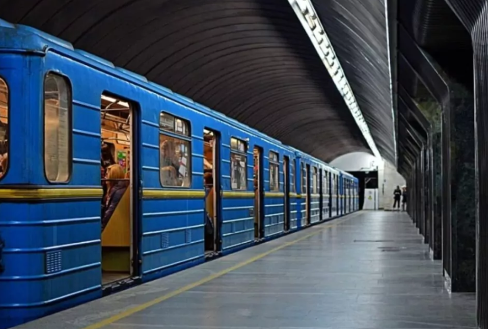 На станції «Кловська» пасажирка впала на колії: рух метро призупиняли