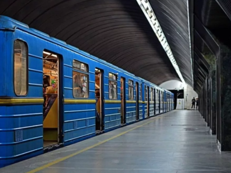 На станції «Кловська» пасажирка впала на колії: рух метро призупиняли