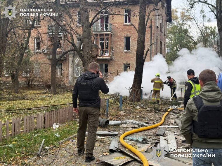 У Печерському районі Києва внаслідок атаки БпЛА постраждали шестеро людей