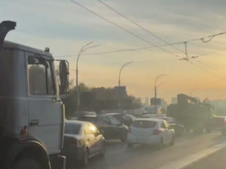 У Києві обмежили рух мостами після атак: де найбільші затори