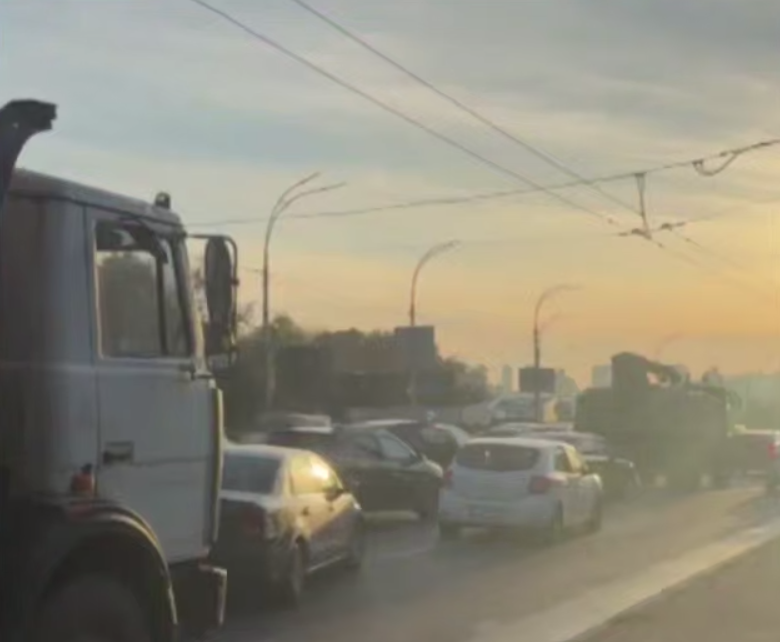 У Києві обмежили рух мостами після атак: де найбільші затори